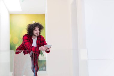 Freelancer bornoz çalışan ev içinde