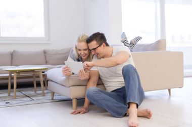 evde tablet bilgisayarlar ile rahatlatıcı Çift