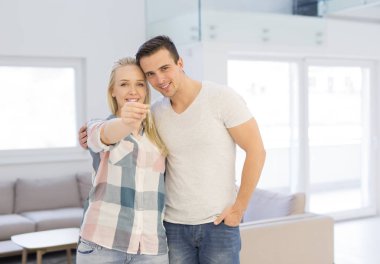 Mutlu genç çift sarılma gülümseyen 