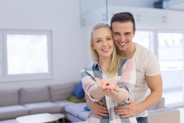 Çift gösteren küçük kırmızı ev