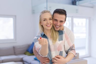 Çift gösteren küçük kırmızı ev