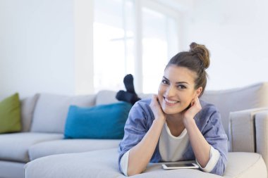 Cep telefonu kullanan kadın