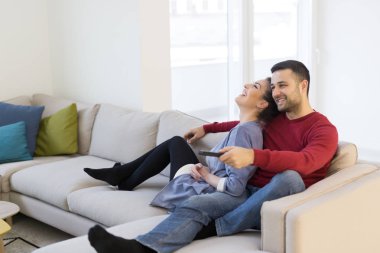Televizyon izlerken genç Çift