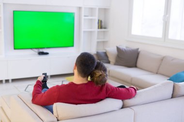 Televizyon izlerken genç Çift