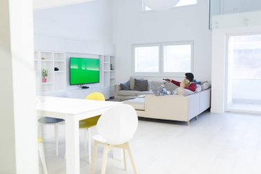 Televizyon izlerken genç Çift