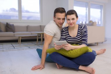 Çift katta oturan ve internet kullanımı