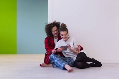 Çift katta oturan ve internet kullanımı