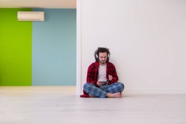 yakışıklı delikanlı müzik keyfi