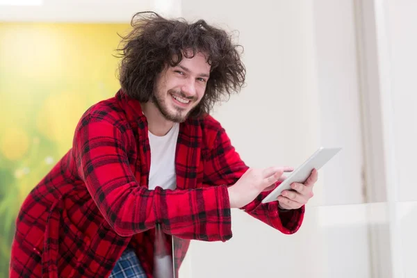 Freelancer en albornoz trabajando desde casa — Foto de Stock