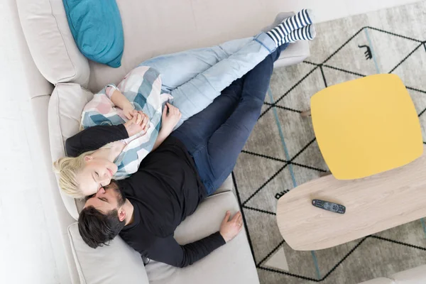 Giovane coppia sul divano guardando la televisione vista dall'alto — Foto Stock