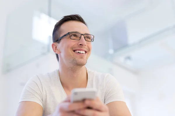 Bello uomo casual utilizzando il telefono — Foto Stock