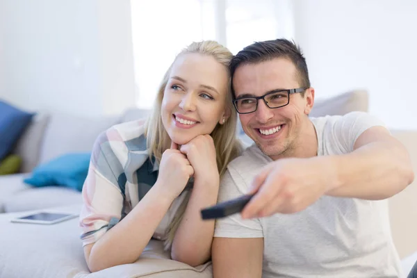 Pareja joven viendo la televisión —  Fotos de Stock