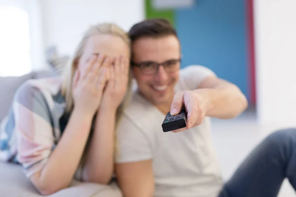 Pareja joven viendo la televisión —  Fotos de Stock