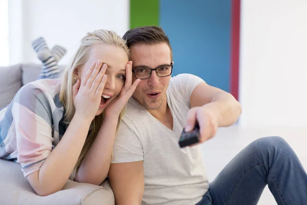 Jeune couple à regarder la télévision — Photo