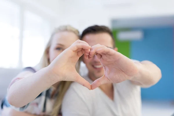 Couple faisant coeur avec les mains — Photo