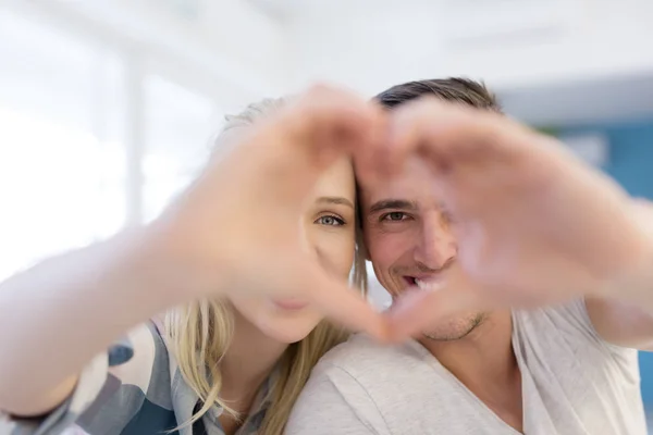 Pareja haciendo corazón con las manos —  Fotos de Stock