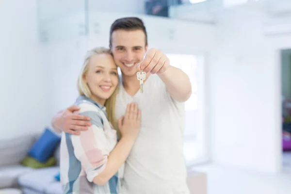 Glücklich lächelndes junges Paar umarmt — Stockfoto