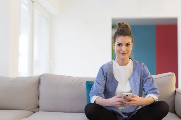 Kvinna med mobiltelefon — Stockfoto