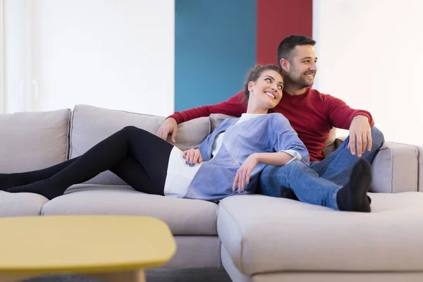 Gelukkig jong paar knuffelen — Stockfoto