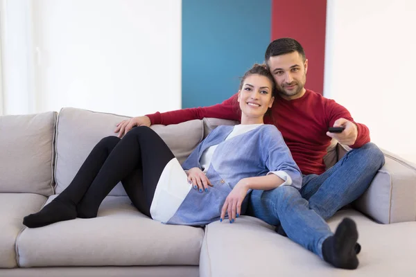 Giovane coppia a guardare la televisione — Foto Stock