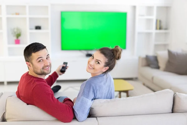 Mladý pár na sledování televize — Stock fotografie