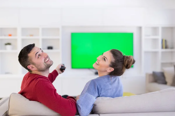 Pareja joven viendo la televisión —  Fotos de Stock