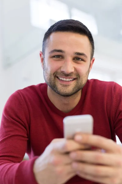 Genç adam bir cep telefonu evde kullanma — Stok fotoğraf