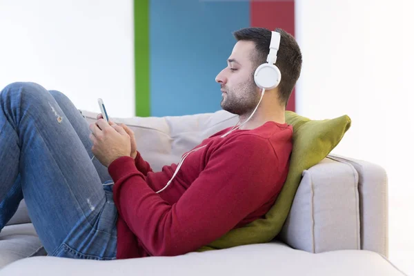 Jonge man genieten van muziek via de koptelefoon — Stockfoto