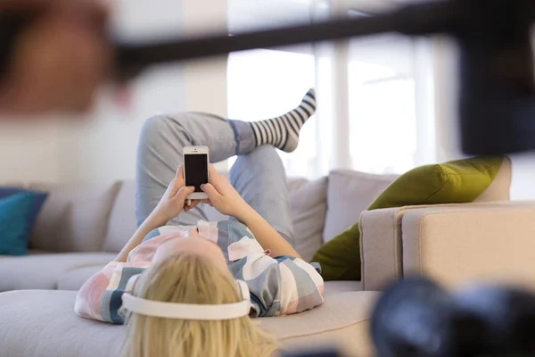 Junges schönes Mädchen genießt Musik — Stockfoto