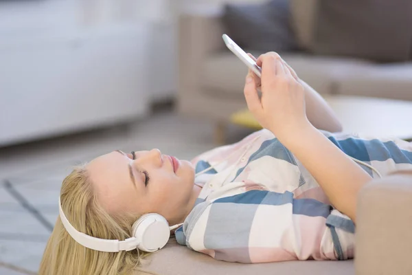 Mooi meisje genieten van muziek — Stockfoto