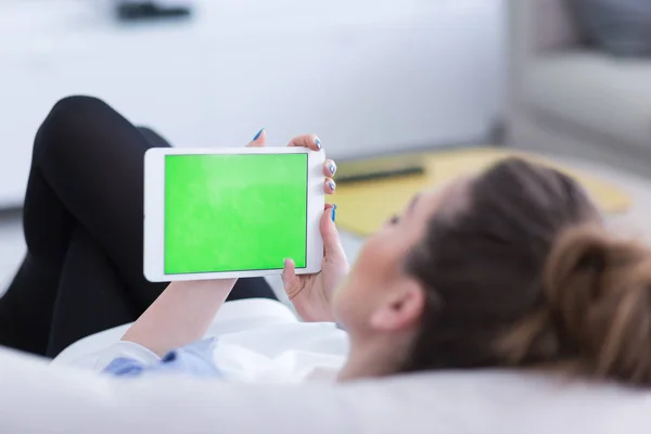 Mujer en el sofá usando tableta — Foto de Stock