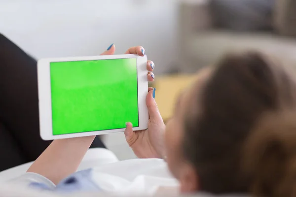 Mujer en el sofá usando tableta —  Fotos de Stock