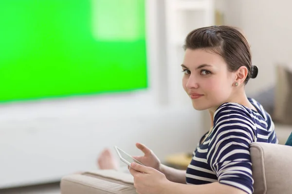 Mujer en el sofá usando tableta —  Fotos de Stock