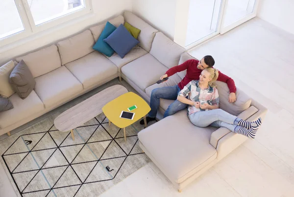 Pareja joven viendo la televisión — Foto de Stock