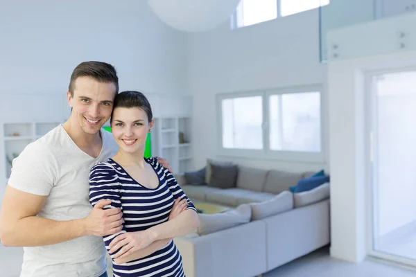 Feliz jovem lindo casal abraçando — Fotografia de Stock