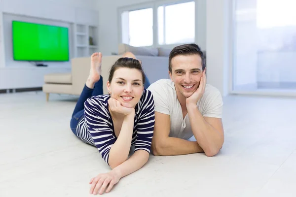 Encantador casal desfrutando de tempo livre — Fotografia de Stock