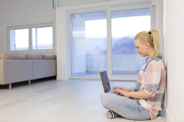 Vacker ung kvinna som använder laptop — Stockfoto