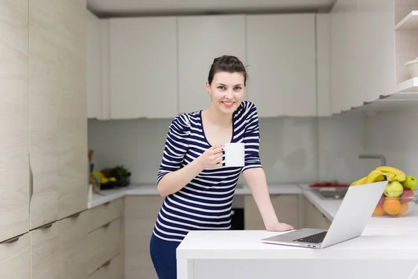 Vrouw die koffie drinkt — Stockfoto