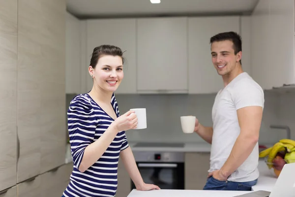 Casal desfrutando café da manhã — Fotografia de Stock