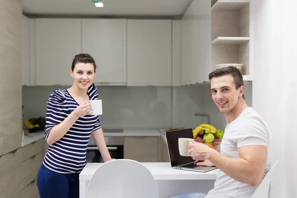 Casal desfrutando café da manhã — Fotografia de Stock