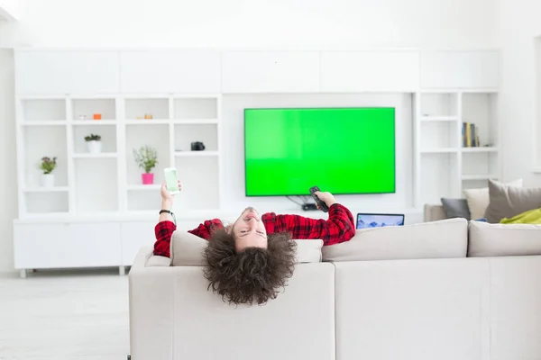 Mannen i badrock åtnjuter fri tid — Stockfoto