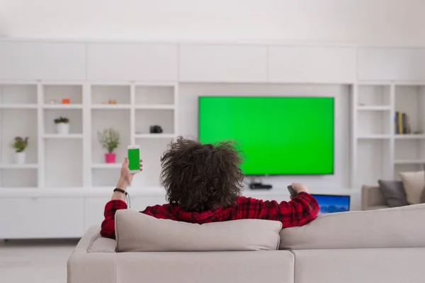 Hombre en albornoz disfrutando del tiempo libre — Foto de Stock