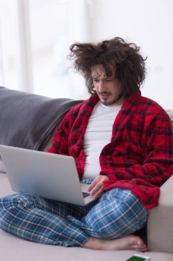 Freelancer bornoz çalışan ev içinde