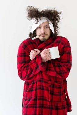 Grip ve ateş ile genç adam