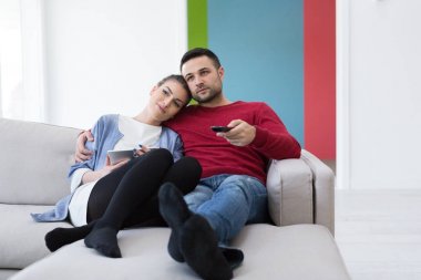 Televizyon izlerken genç Çift