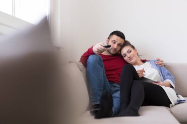 Televizyon izlerken genç Çift