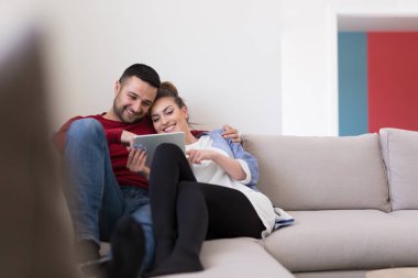 ouple rahatlatıcı evde tablet kullanma