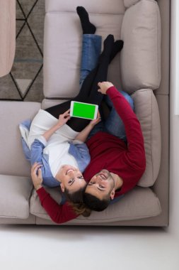 ouple rahatlatıcı evde tablet kullanma