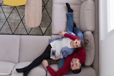 ouple rahatlatıcı evde tablet kullanma