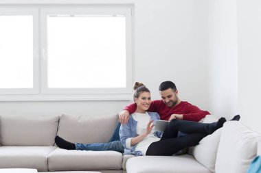 ouple rahatlatıcı evde tablet kullanma